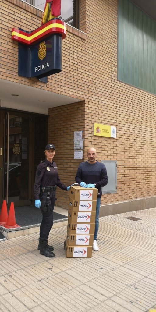 entrega de gel hidroalcohólico a la Policía Nacional de Alzira
