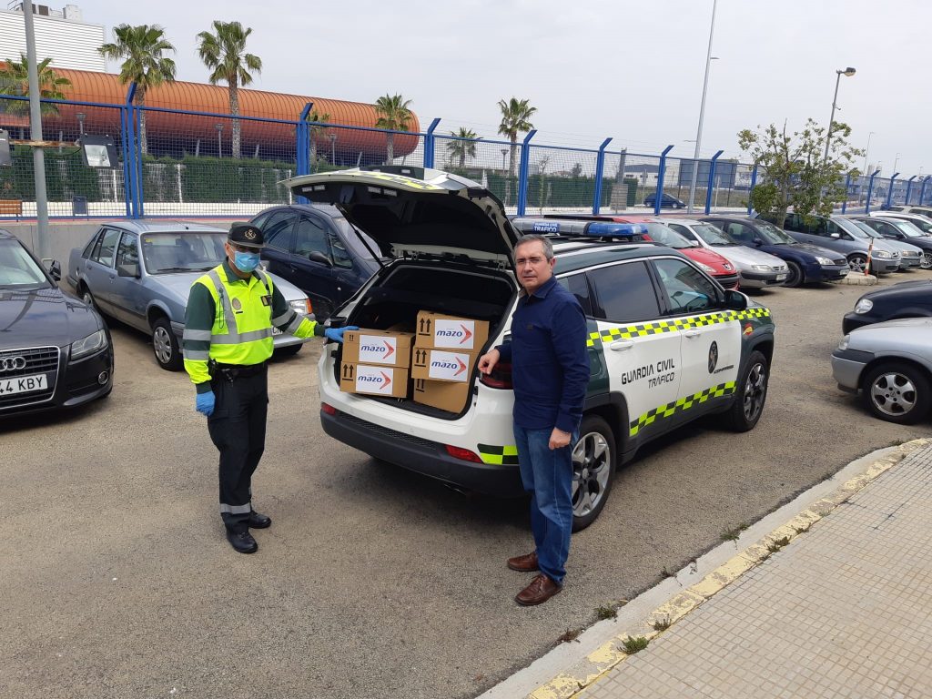 Entrega de material sanitario a la Guardia Civil